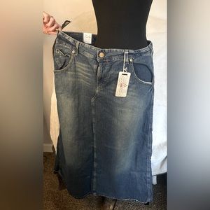 NWT Levi’s long jean skirt